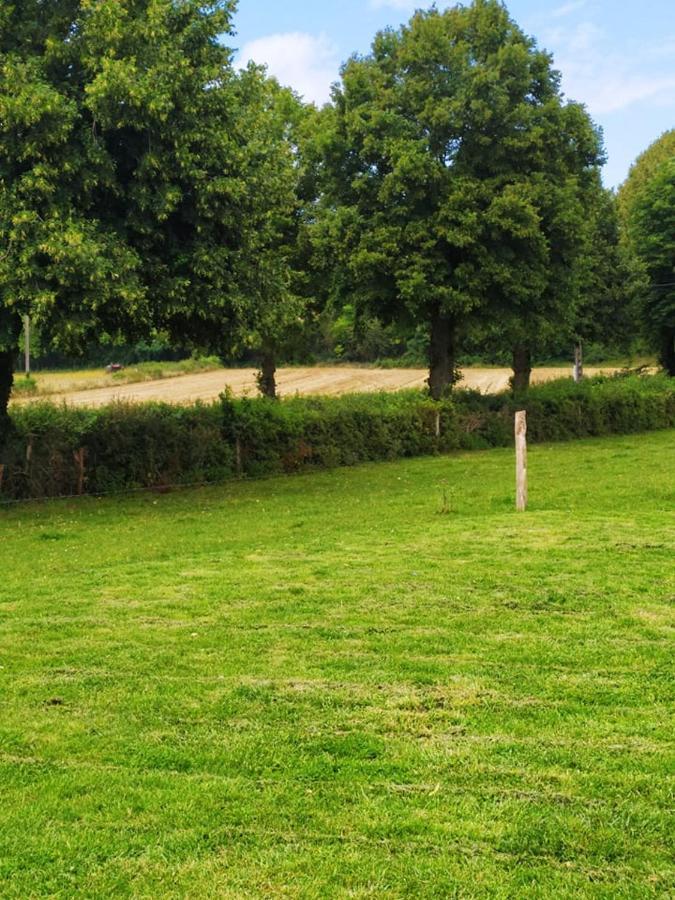 La Roulotte De Francine Pensionat Chazeuil Exteriör bild