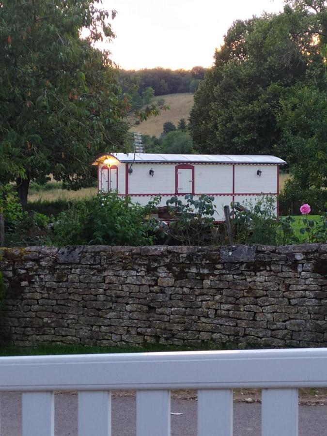 La Roulotte De Francine Pensionat Chazeuil Exteriör bild